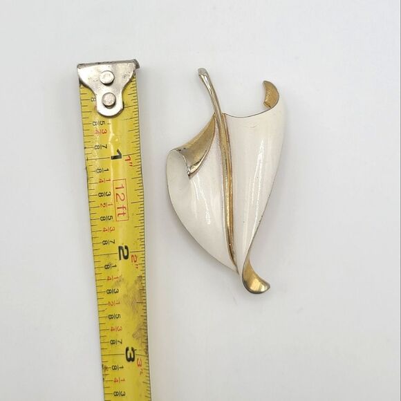 Vintage TORINO Gold and White Leaf Brooch Pin - Picture 4 of 4